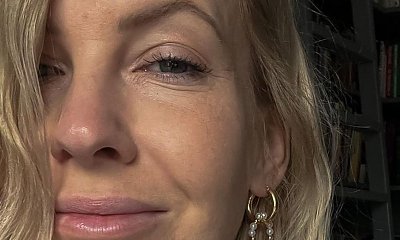 Edyta Pazura wyeksponowała nogi do nieba. Stoi na pomoście w wysokich szpilkach