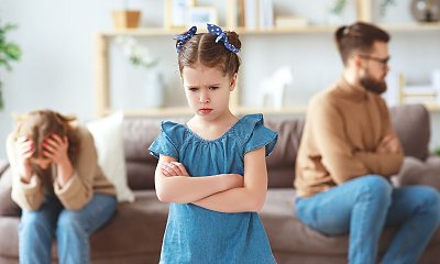 "Rozwodzę się, ale nadal z nim mieszkam. To wykończy psychicznie mnie i dzieci... Jak się od niego uwolnić?!"