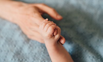 Żona nie pozwala mężowi zajmować się córką, bo wcześniej nie chciał dzieci i boi się, że udaje miłość