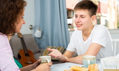 "Podczas porządków w pokoju syna, znalazłam coś pod jego łóżkiem. Byłam w szoku"