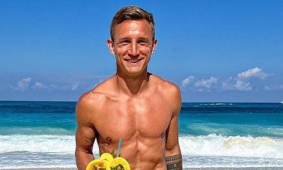 Jakub Rzeźniczak odpoczywa po wywiadzie. Oczywiście u boku ma ukochaną