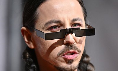 Michał Szpak świeci torsem na patriotycznym koncercie. Czy to w ogóle wypada?
