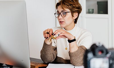 "Zwracam się do teściowej "Wielce Szanowna Pani" - tak sobie życzy"