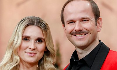 Drapieżna Kajra skąpana w lateksie wije się na masce auta. Tak ostro to jeszcze nie było!