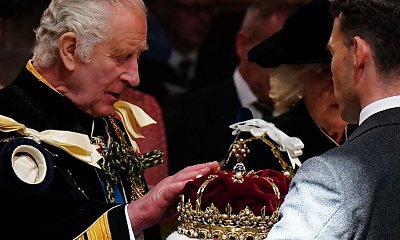 Karol III po raz drugi koronowany! Zdjęcia royalsów oszałamiają, oprócz... nietypowej stylizacji Kate!