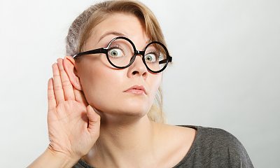 „Moja sąsiadka całymi dniami nas podsłuchuje. Nie czuję się swobodnie we własnym domu!”
