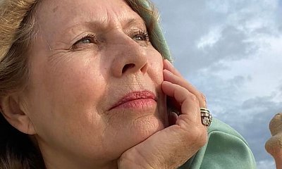 Grażyna Szapołowska w sportowym stroju na spacerze z psami. Na twarzy nie ma ani grama makijażu!