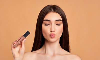 "Powiększyłam sobie usta, ale mojemu mężowi nie przypadły do gustu. A co gorsza, naśmiewa się ze mnie za plecami!"