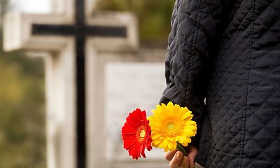 "Brat nie jest mile widziany na pogrzebie naszej matki. Mam nadzieję, że nie przyjdzie"