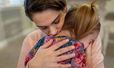 "Mała dziewczynka płakała przed domem pogrzebowym. Po krótkiej rozmowie płakałyśmy razem"