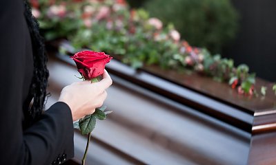 "Sama muszę zorganizować pogrzeb mamy. To wszystko jest za drogie"