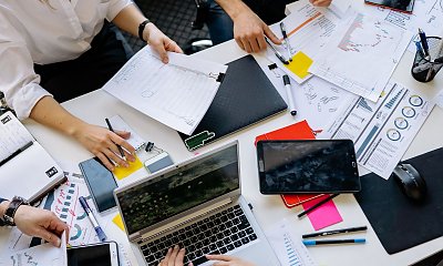 "Wyjechałam z kraju, a teraz rodzina chce ode mnie pieniądze. Dlaczego mam na nich pracować?"