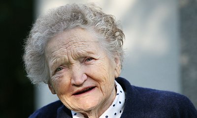 "Skulona z zimna staruszka siedziała tam i przekładała przez palce czarne koraliki"