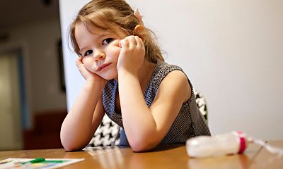 "Nasza adoptowana córka robi dziwne rzeczy. Jej zachowanie jest podejrzane"