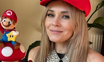 Lamparska eksponuje zgrabną sylwetkę z córką na rękach. Mała Mila skończyła już rok!