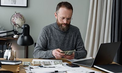 "Mąż wydziela mi jedzenie i podpaski. Przy kolegach szasta pieniędzmi na lewo i prawo"