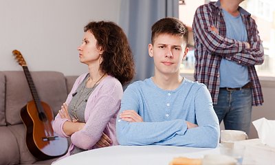 "Odkąd mama znalazła nowego faceta, czuję się jak piąte koło u wozu. Mam wrażenie, że ciągle im przeszkadzam"