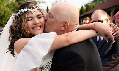 Krzysztof Skiba pluska się w stawie z młodszą żoną. Nie szczędzą sobie czułości