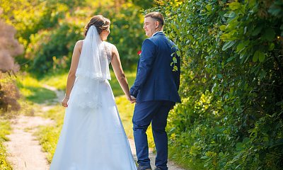 "Marzy mi się wiejskie wesele. Teściowa krytykuje mój pomysł i oczekuje elegancji"