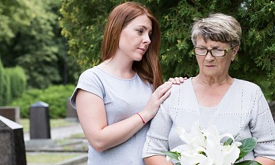 "Spotkałam babcię na cmentarzu. Jednak może chodzić bez kul?!"