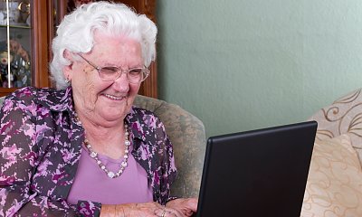 "Trzymajcie mnie! Moja babcia się zakochała i oddała wszystkie pieniądze jakiemuś kolesiowi z Internetu"