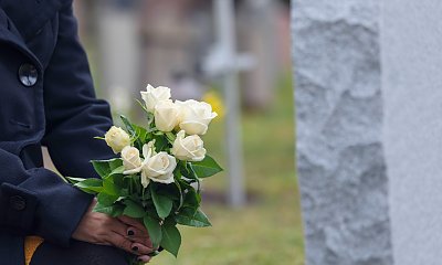 "Wkurza mnie, gdy na pomniku mojego męża ktoś stawia brzydkie stroiki i kolorowe znicze. Też tak macie?"
