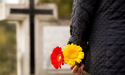 "Za chwilę rewia mody na cmentarzach. Znów muszę kupić nowy płaszcz i sukienkę"