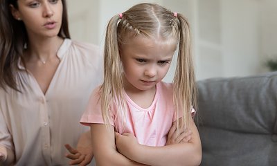 "Przez niepoważne zachowanie mojej żony, nasza córka jest królową fochów. Niedaleko pada jabłko od jabłoni!"