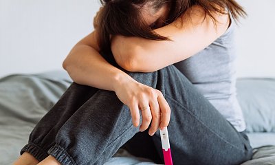 "Ściskałam test ciążowy i płakałam, nie wierząc, że znowu to się dzieje. Dlaczego ja?"