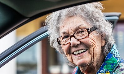 "Jak ciotka Helena mogła mi coś takiego zrobić?! Zawiozłem ją na Wszystkich Świętych, a ona zapluła mi cały samochód, a to jeszcze nie wszystko!"