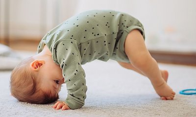 "Córcia ma rok i jeszcze nie chodzi. Teściowa doszukuje się choroby"
