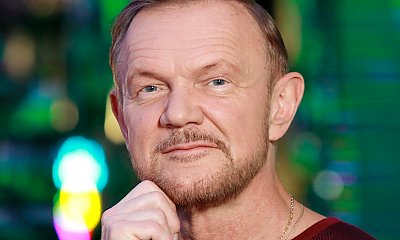 61-letni Cezary Pazura dumnie obnosi się swoimi walorami! Szerokość ma znaczenie?