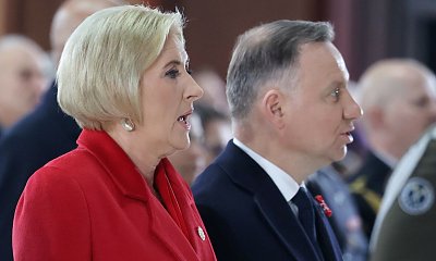 Mąż podczas uroczystości chciał objąć żonę, a ona go odtrąciła! Wideo jest hitem sieci!