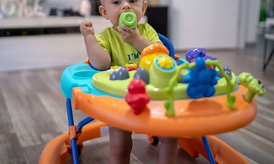 "Kupiłam chodzik wnuczkowi, a synowa wyrzuciła go na śmietnik. Mnie okłamała, że się zepsuł!"