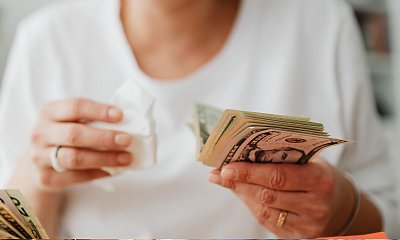 "Mąż zarabia trzy razy więcej, a każe mi się składać na wszystko po połowie. Czy to sprawiedliwe?"