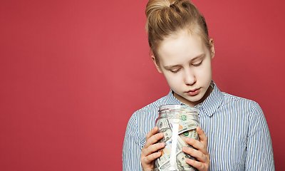 "Mam 16 lat, a mama ciągle pożycza ode mnie pieniądze. Najgorsze, że rzadko je oddaje"