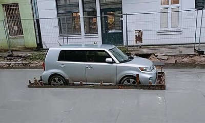 Samochód zabetonowany w Łodzi stał się hitem sieci! Internauci tworzą MEMY!