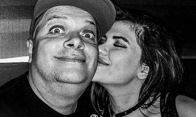 Krzysztof Skiba złapał młodą żonę za nóżkę i skradł jej całusa. Karolina za to minę ma nietęgą