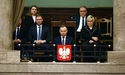 Niezadowolony Andrzej stroił miny na ul. Wiejskiej. Internauci skomentowali to memami!