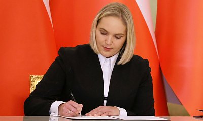 Dominika w nowej pracy nie próżnuje. Zajęła stołek tylko na dwa tygodnie, to musi się uwijać!