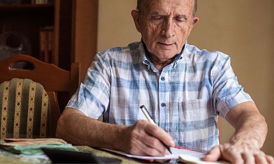 "Drogi Mikołaju! Mam 81 lat i mieszkam sam. Marzę o tym, by dostać środki czystości, proszek i czekoladę"