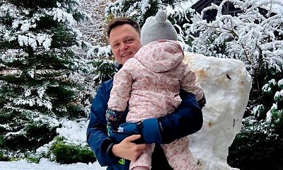 Znany Szymon zabrał córeczkę do pracy. Internauci są zachwyceni: "To piękny przykład uczłowieczania wysokiego stanowiska"
