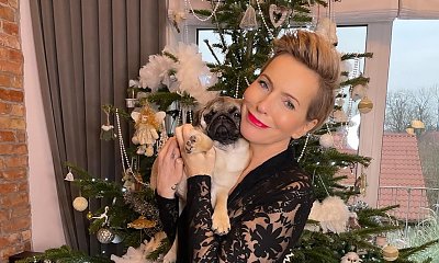 Paulina Smaszcz figlarnie pozuje przy choince i zdradza, co chciałaby dostać od Gwiazdora. Chodzi o pewnego przystojniaka