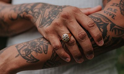 "Wytatuowany nieznajomy w pociągu dosiadł się do mnie. Gdy poznałam jego historię, zalałam się łzami"