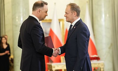 Rozochocony Andrzej podpisał pozwolenie na pracę Donalda. Jego miny i wpadka to gotowe memy internautów!