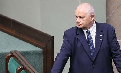 Znany bankier Adam chyba nie ma już nastroju do żartów. Nie pomogła mu nawet świta prawników