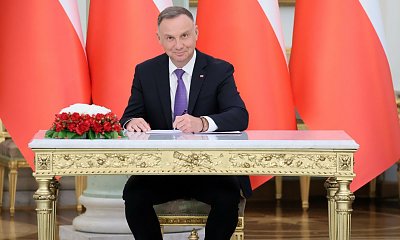 Twardy Andrzej się podpisał, ale poprosił o pomoc Julię. Internauci komentują memami!