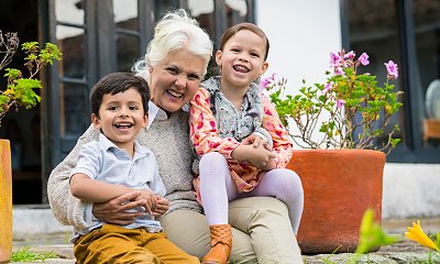 "Córka nawet mnie nie pyta. Przyprowadza mi rano wnuki i wychodzi!"