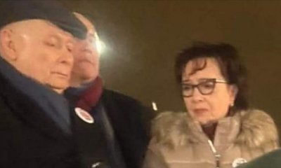 66-letnia Ela zdegradowana do roli podawaczki mikrofonu Jarkowi! Zdjęcie hitem. Są memy
