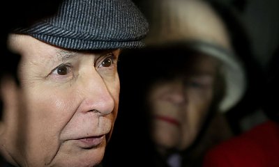 Jarek ze starszą panią za rękę. Był w wyraźnie dobrym nastroju. "Jestem stary, ale..." [Wideo]